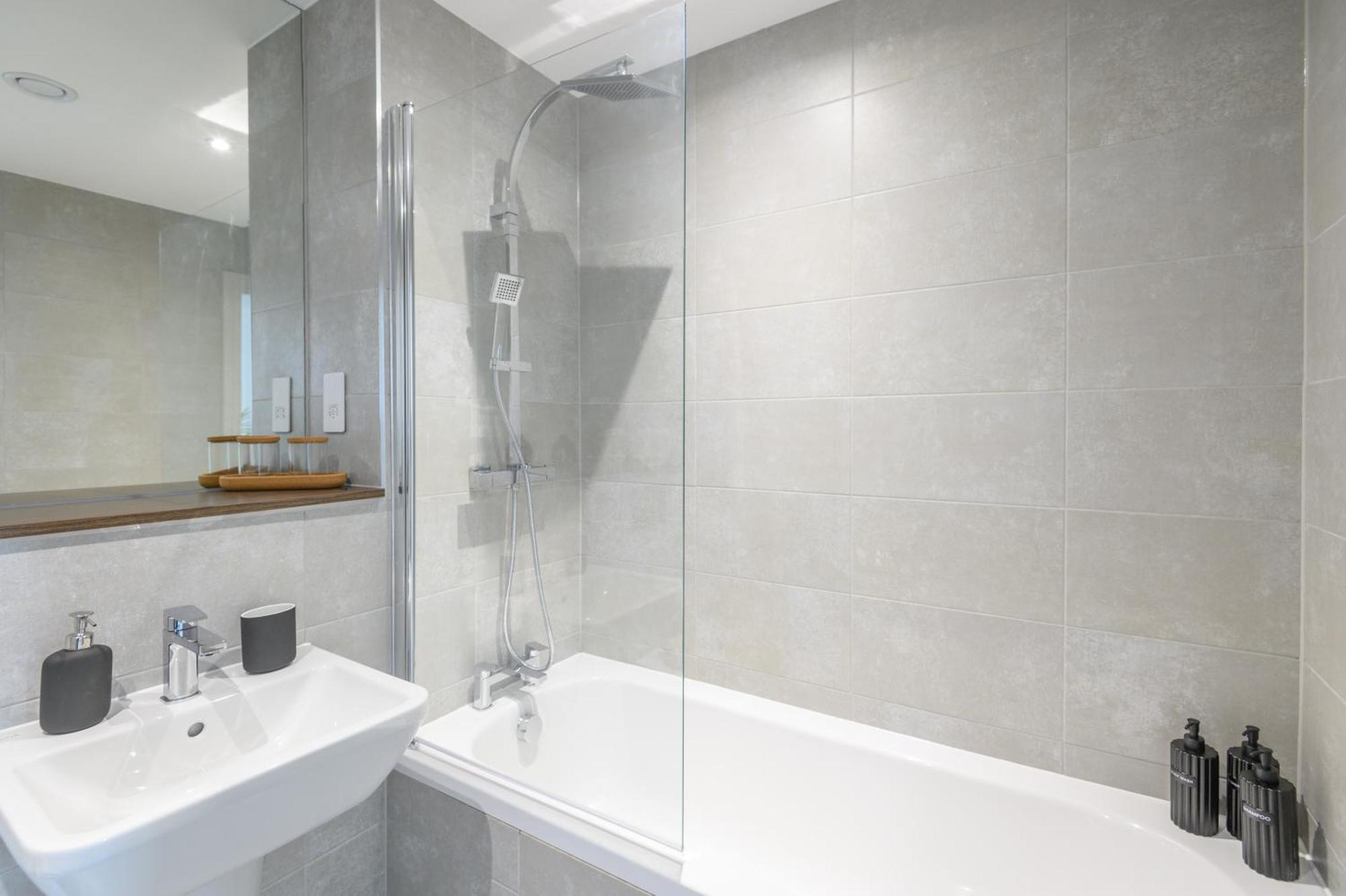 Superior 1 Bed Apartment By Leeds Train Staiton Buitenkant foto
